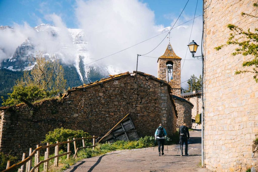 Les pyrénées et la région de la Cerdanya : départ au village d'Estana pour le PR125. Crédit Photo : Clara Ferrand - Blog Wildroad