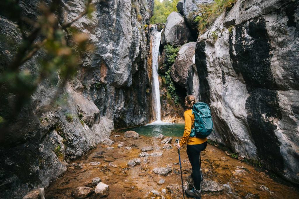 Randonner dans les Pyrénées de catalogne la cascade de Salt Del Empedrats. Crédit Photo : Clara Ferrand - Blog Wildroad
