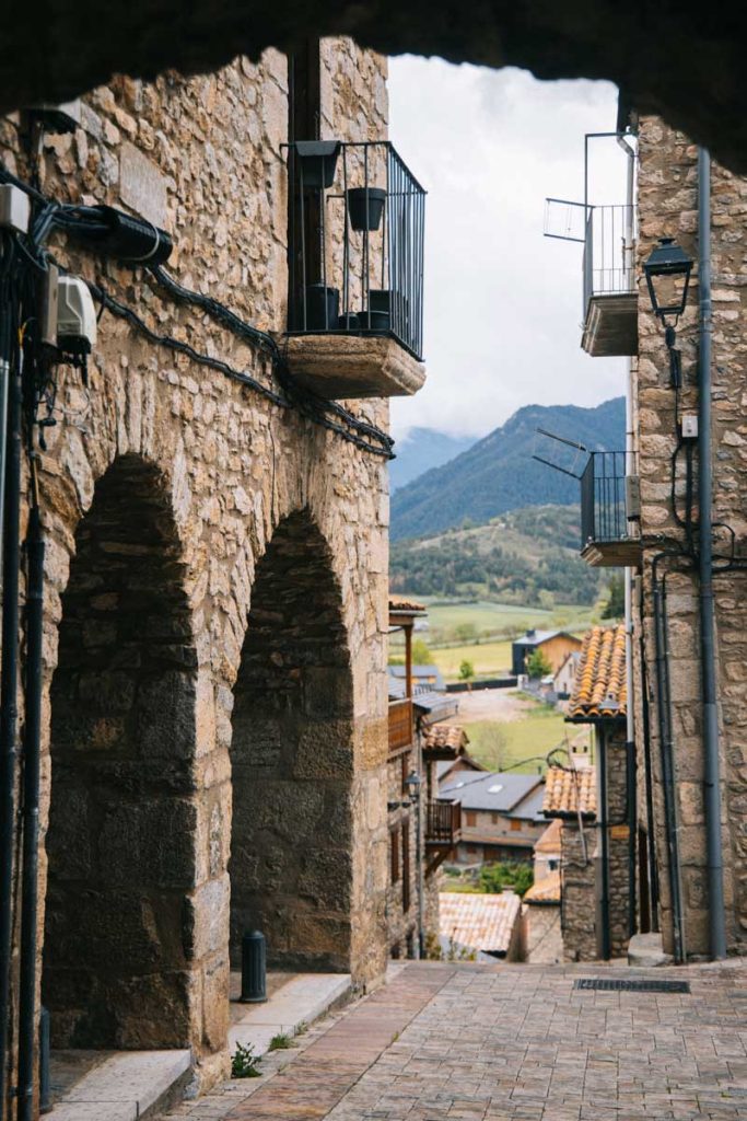 La ruelle du village de Bellver lors d'une visite de Cerdanya. Crédit Photo : Clara Ferrand - Blog Wildroad