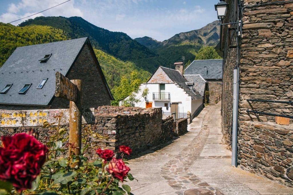 Le village de Bausen au cours d'une randonnée dans le Val d'Aran. Crédit Photo : Clara Ferrand - Blog Wildroad