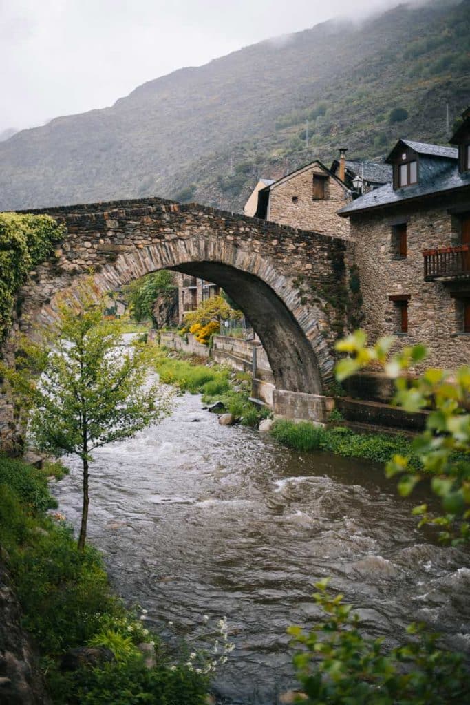 Visiter le village d'Esterri d'Aneu et son pont roman. Crédit Photo : Clara Ferrand - Blog Wildroad