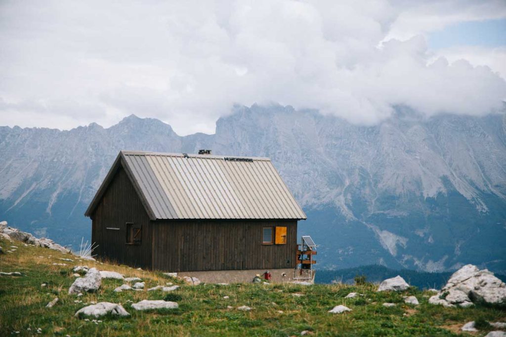 La cabane du chorum du clot dans le Dévoluy. credit photo : Clara Ferrand - blog wildroad