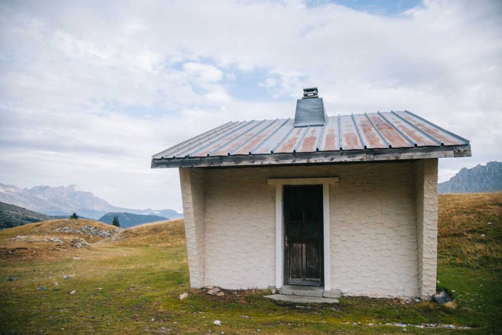 La cabane non-gardée du devoluy dans le vallon d'âne. credit photo : Clara Ferrand - blog wildroad