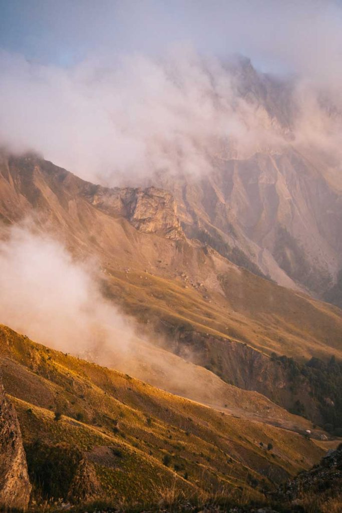 le coucher de soleil sur les flancs du vallon de la Jarjatte. credit photo : Clara Ferrand - blog wildroad