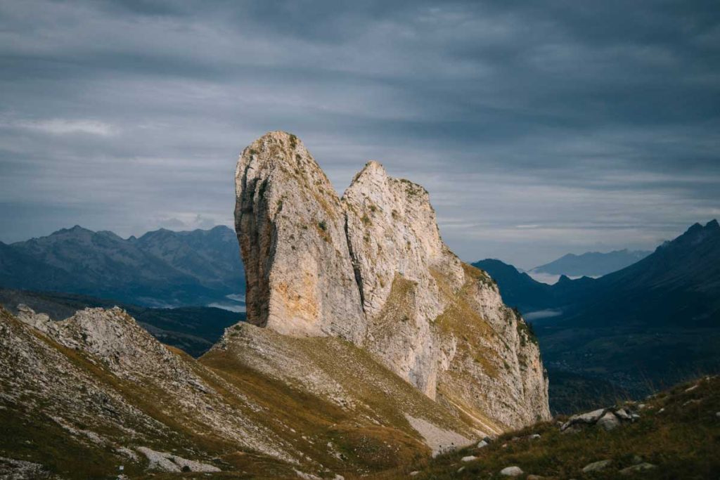La mythique crête d'âne avec le massif du dévoluy. credit photo : Clara Ferrand - blog wildroad