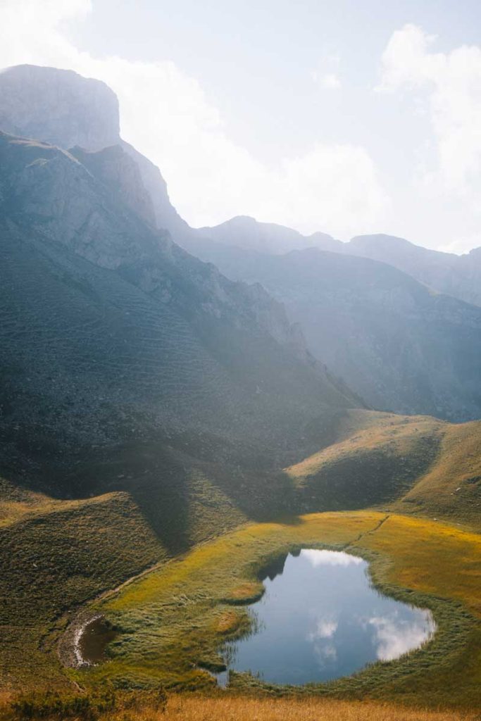 Un petit matin autour du lac du Lauzon, seul lac alpin drômois. credit photo : Clara Ferrand - blog wildroad