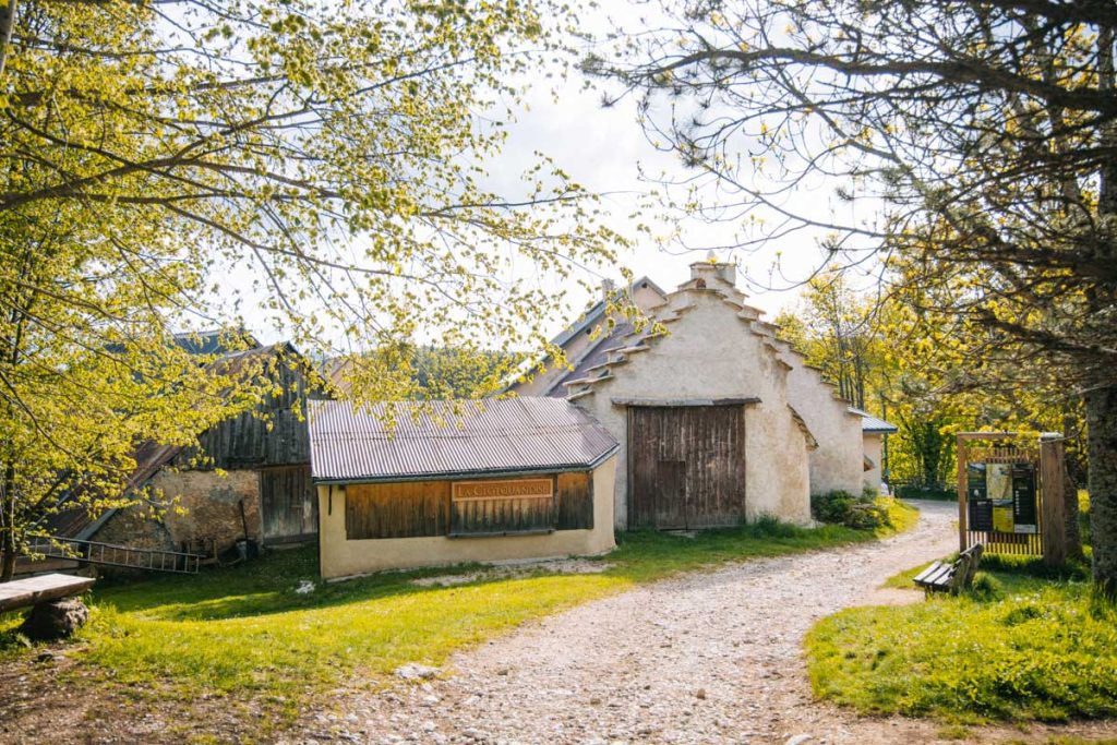 L'auberge des Clots et sa toiture traditionnelle avec les sauts de moineaux. crédit photo : Clara Ferrand - blog Wildroad
