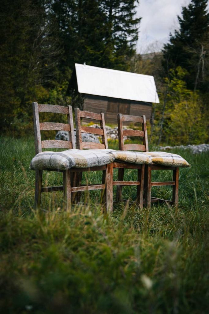 Espace détente installé par l'auberge du Clariant à Corrençon-en-vercors. crédit photo : Clara Ferrand - blog Wildroad