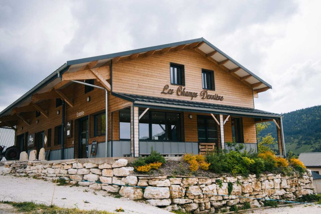 Une fromagerie familiale qui vend du bleu du Vercors : les champs derrières. crédit photo : Clara Ferrand - blog Wildroad