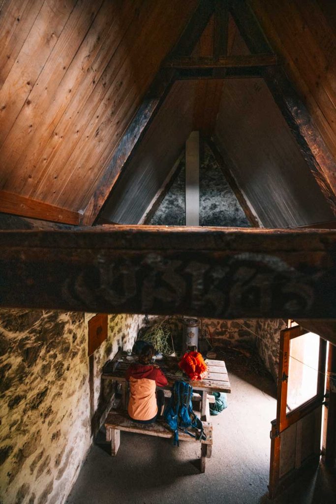 L'interieur de la cabane non gardée : cabane de carette. crédit photo : Clara Ferrand - blog Wildroad