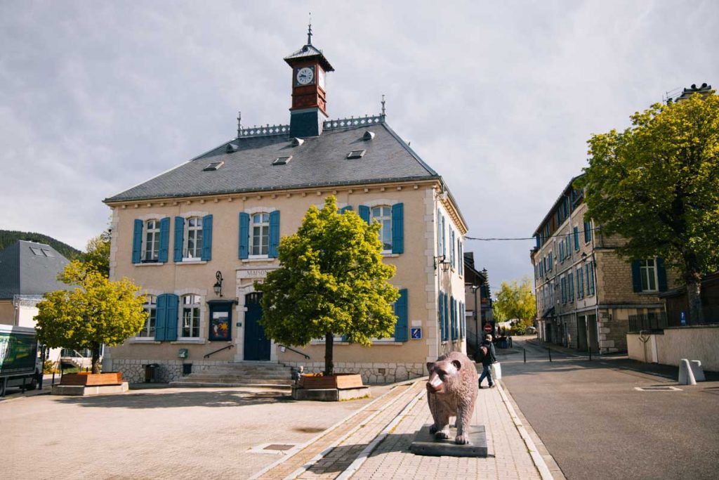 la Maison du Patrimoine et l'ours de villard-de-Lans. crédit photo : Clara Ferrand - blog Wildroad