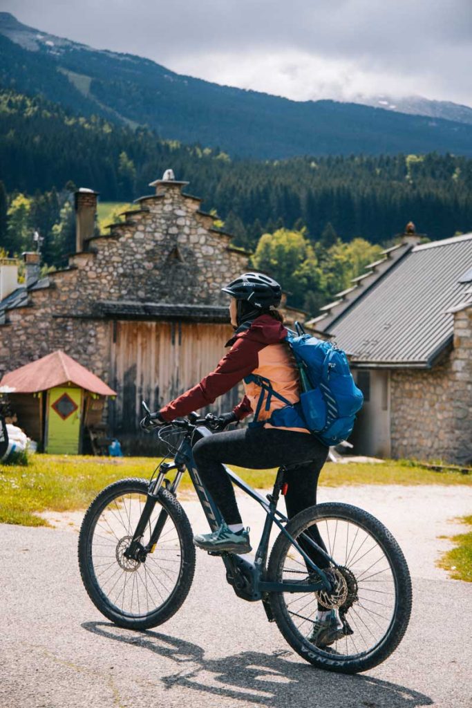 Les maisons à toit sauts de moineaux du village de Poutiel sur la Via Vercors. crédit photo : Clara Ferrand - blog Wildroad