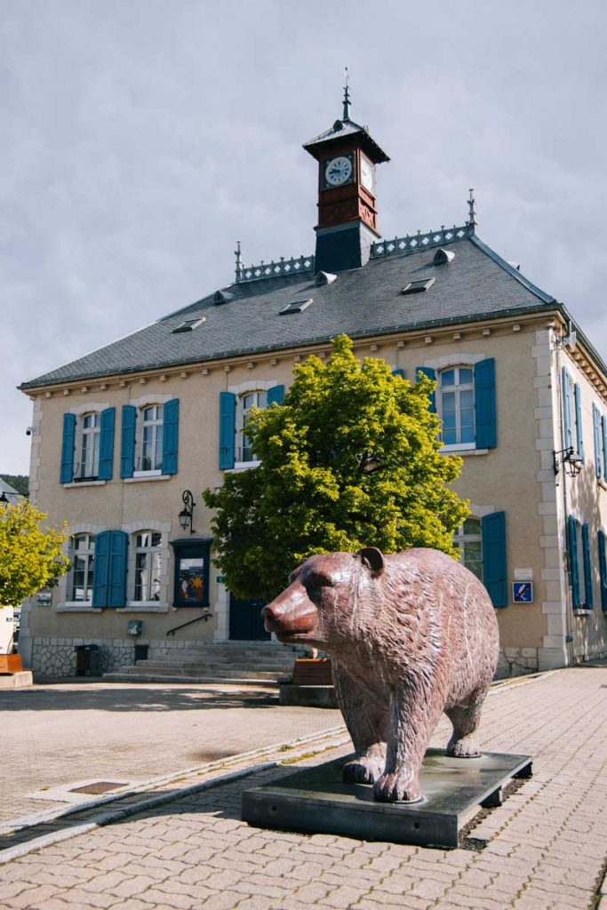 L'ours de Villard et Maison du Patrimoine. crédit photo : Clara Ferrand - blog Wildroad