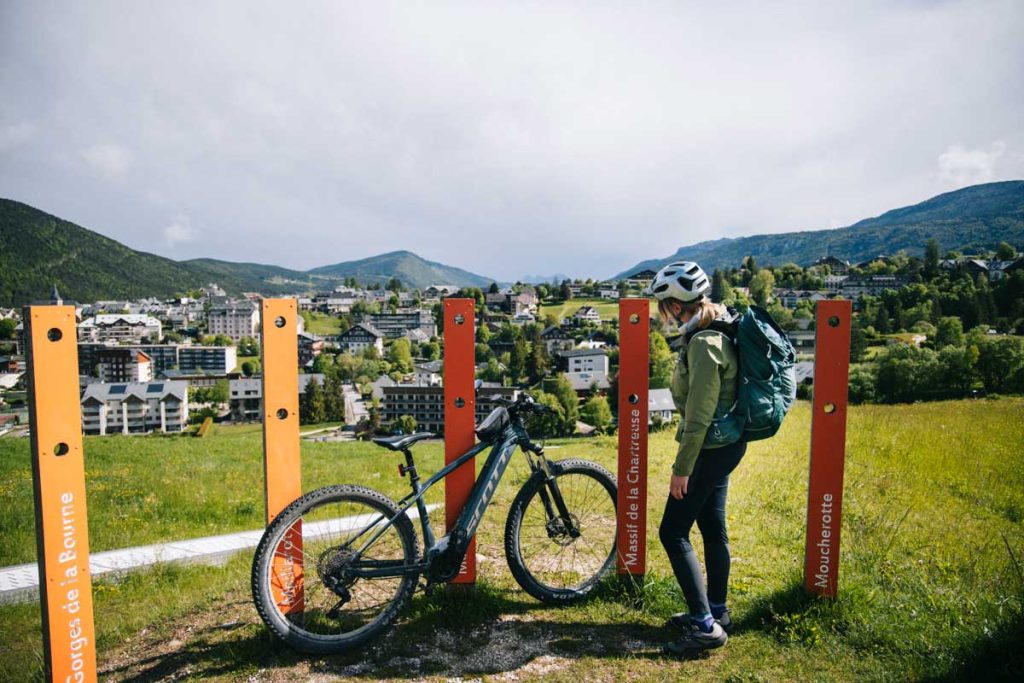 Un panorama sur les sommets du Vercors sur l'itinéraire cyclable de la Via Vercors. crédit photo : Clara Ferrand - blog Wildroad