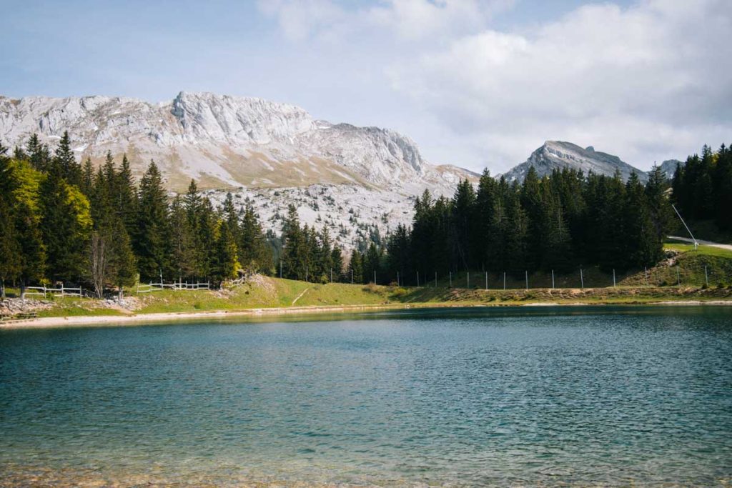 Le lac des Près sur le domaine alpin. crédit photo : Clara Ferrand - blog Wildroad
