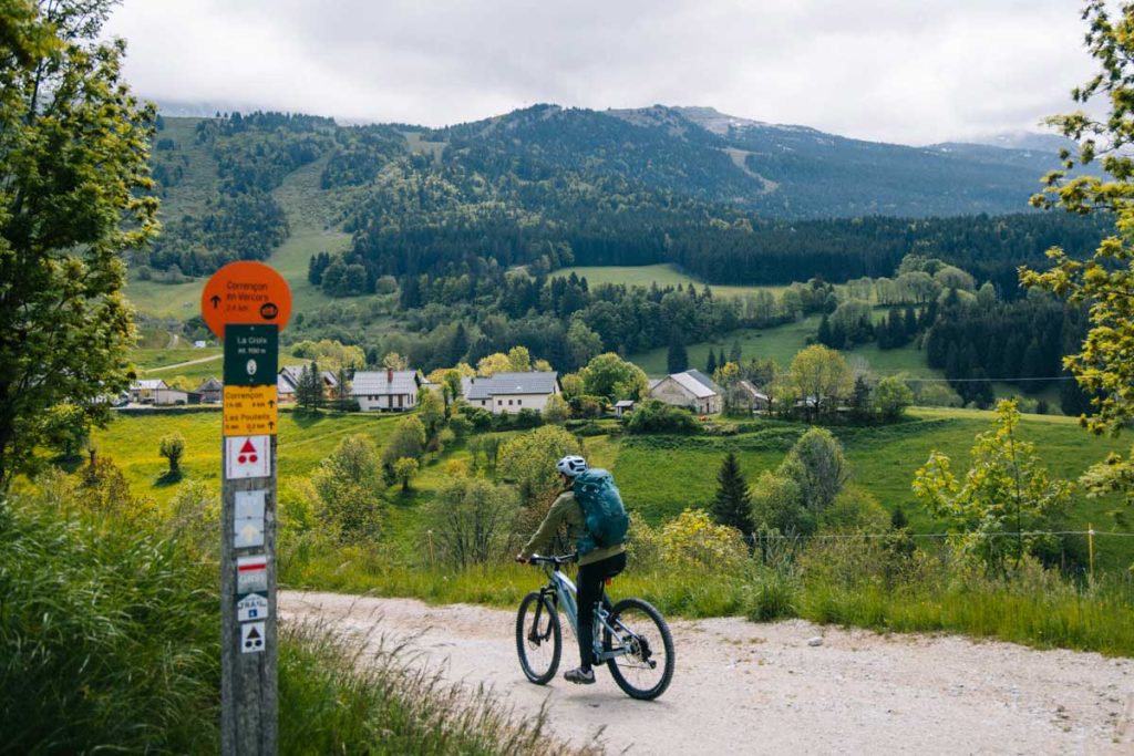 Se deplacer à vélo sur la Via Vercors. crédit photo : Clara Ferrand - blog Wildroad