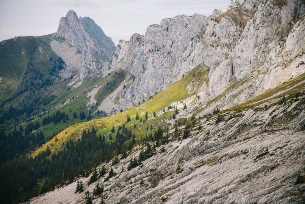 Le sentier en balcon sous les arêtes du Gerbier et le sommet du Cornafion. crédit photo : Clara Ferrand - blog Wildroad