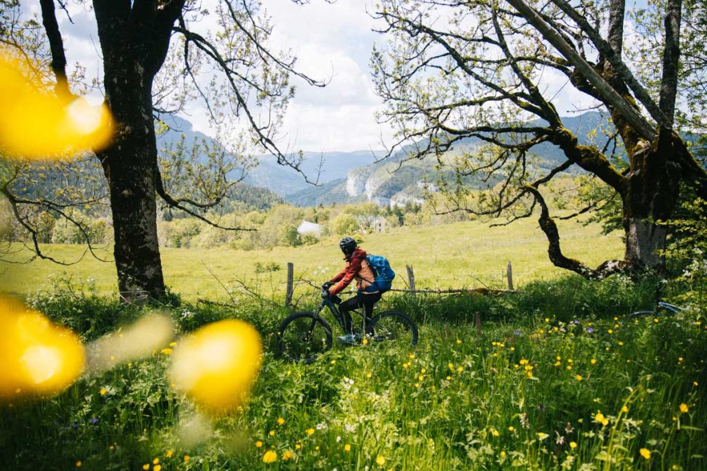 Faire du VTT au dessus des gorges de la Bourne dans le Vercors 4 montagnes. crédit photo : Clara Ferrand - blog Wildroad