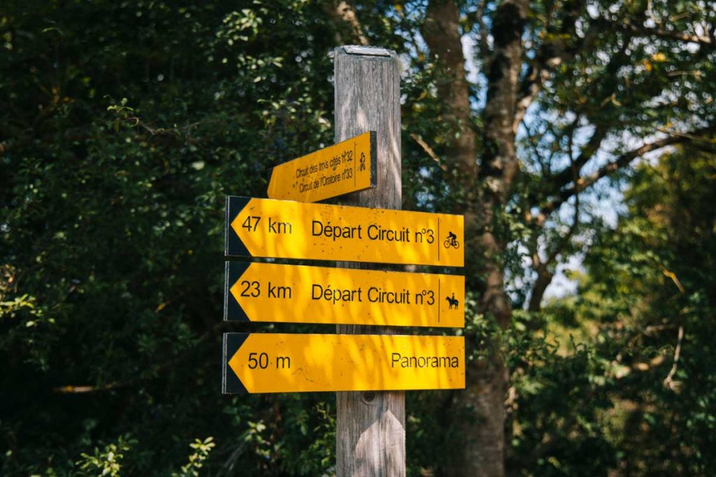4 sentiers de randonnee faciles autour de Sainte-Suzanne en Mayenne. Crédit photo : Clara Ferrand - blog Wildroad