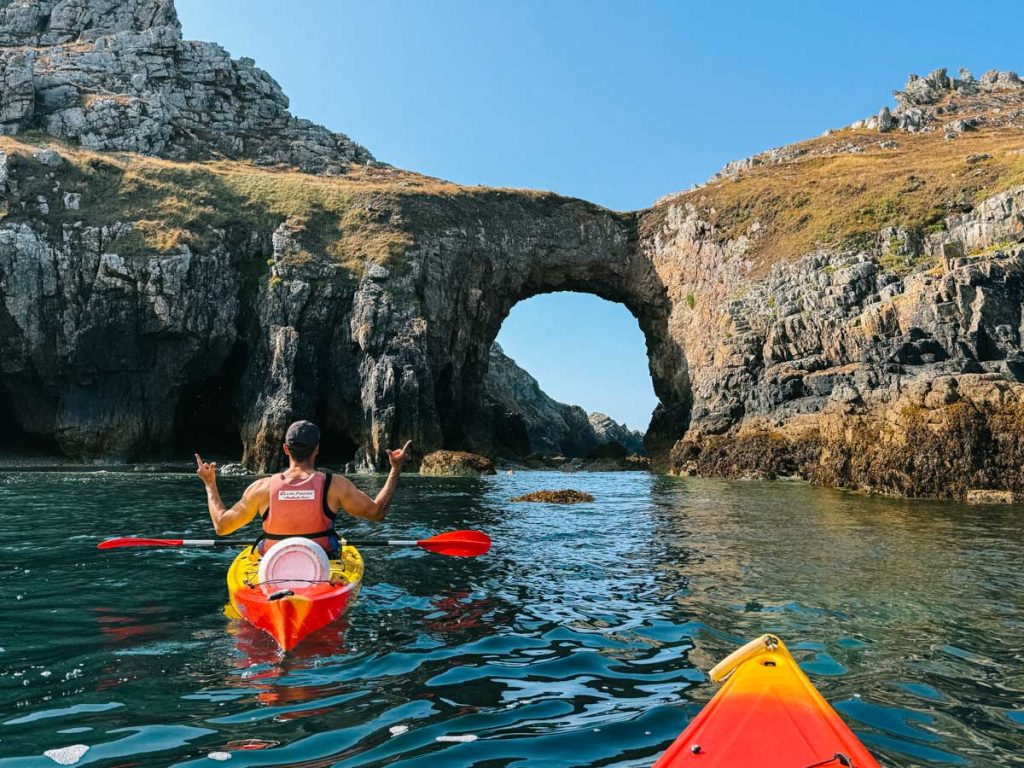l'arche naturel de la pointe de dinan en kayak de mer. crédit photo : Clara Ferrand - blog Wildroad