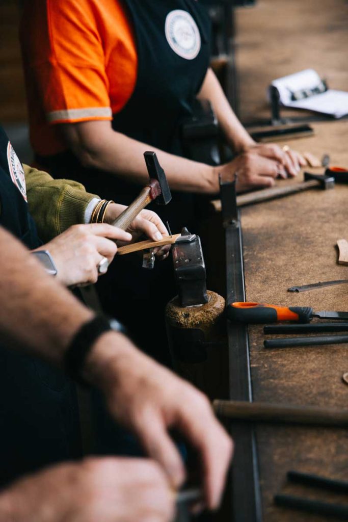 Faire un atelier pour fabriquer son propre couteau Thiers lors d'un week-end dans le Puy de Dôme. Crédit photo : Clara Ferrand - blog Wildroad