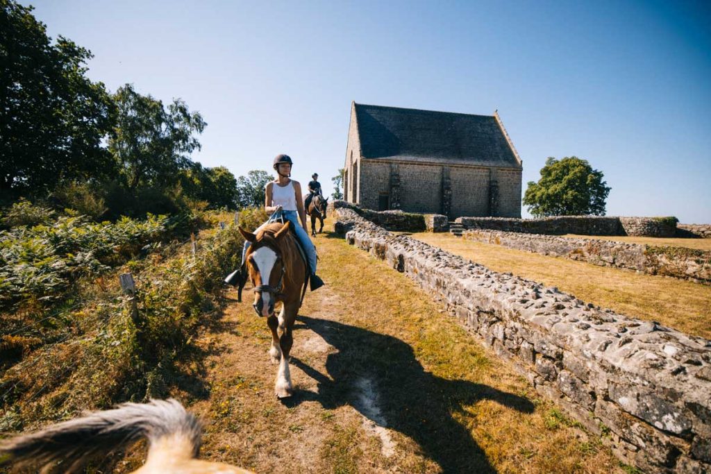balade à cheval avec le domaine des pierres jumelles en Mayenne. Crédit photo : Clara Ferrand - blog Wildroad