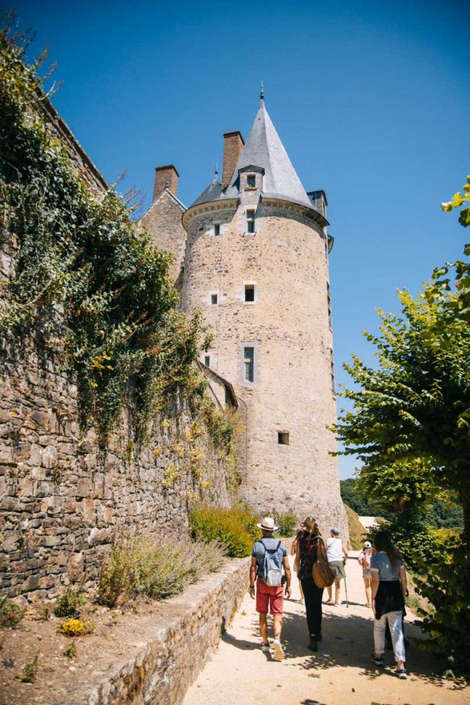 faire une balade sensorielle pour découvrir Sainte-Suzanne en Mayenne. Crédit photo : Clara Ferrand - blog Wildroad