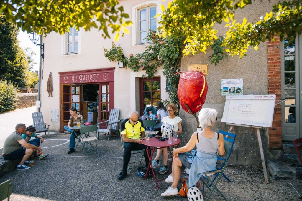 Le bistrot associatif de Saint-Pierre sur-erve dans les Coevrons. Crédit photo : Clara Ferrand - blog Wildroad
