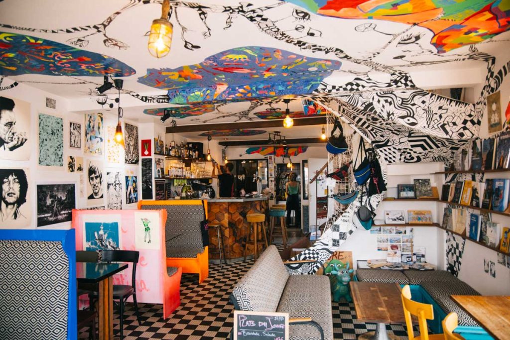 Le café la Terrible à Camaret-sur-mer repère des artistes. crédit photo : Clara Ferrand - blog Wildroad