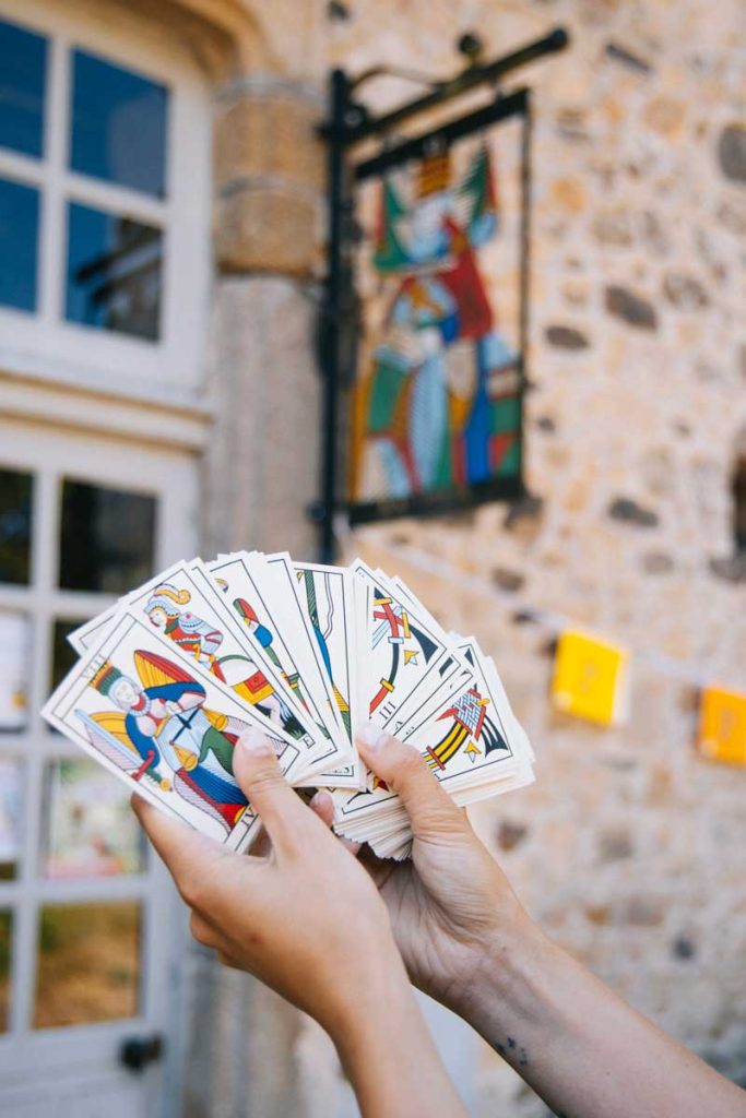 carte à jouer : le tarot de Jean Noblet produit à Sainte-Suzanne. Crédit photo : Clara Ferrand - blog Wildroad