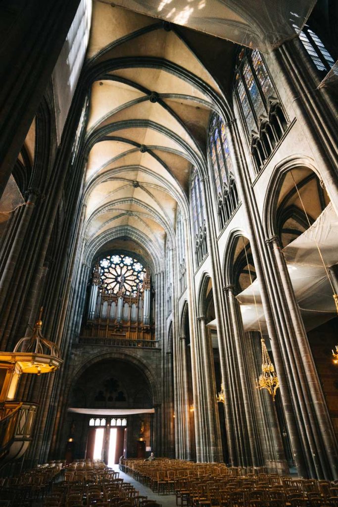 La cathédrale de Clermont-Ferrand construite en pierre de lave à visite pendant un week-end Auvergne. Crédit photo : Clara Ferrand - blog Wildroad