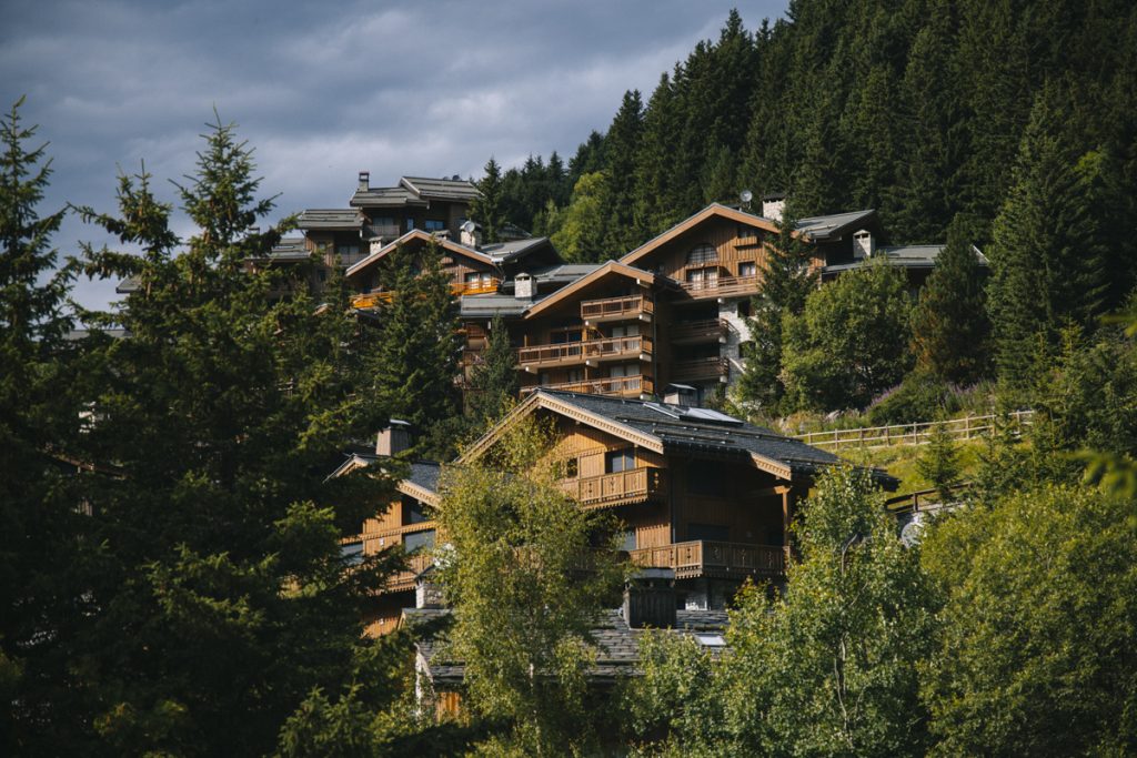 Les chalets de village de Méribel en été. Crédit photo : Clara Ferrand - blog Wildroad