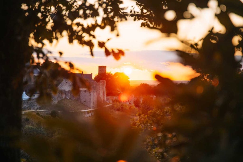 Un coucher de soleil avec pique-nique au belvédère de Tertre Ganne face à Sainte-Suzanne