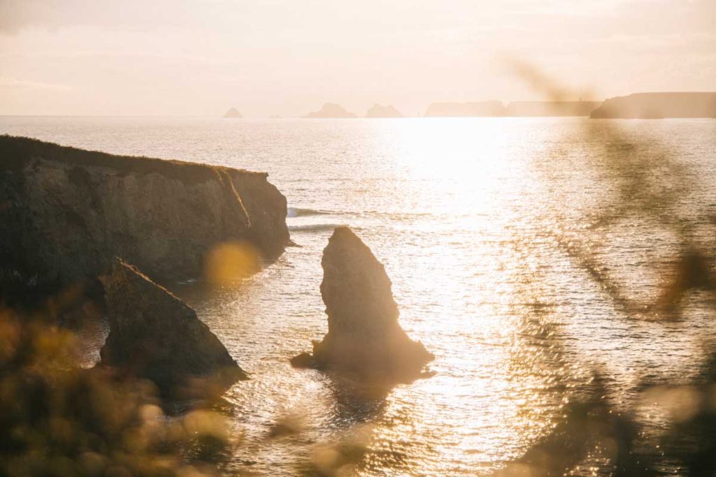 Un coucher de soleil sur le GR34 depuis l'anse de Dinan crédit photo : Clara Ferrand - blog Wildroad
