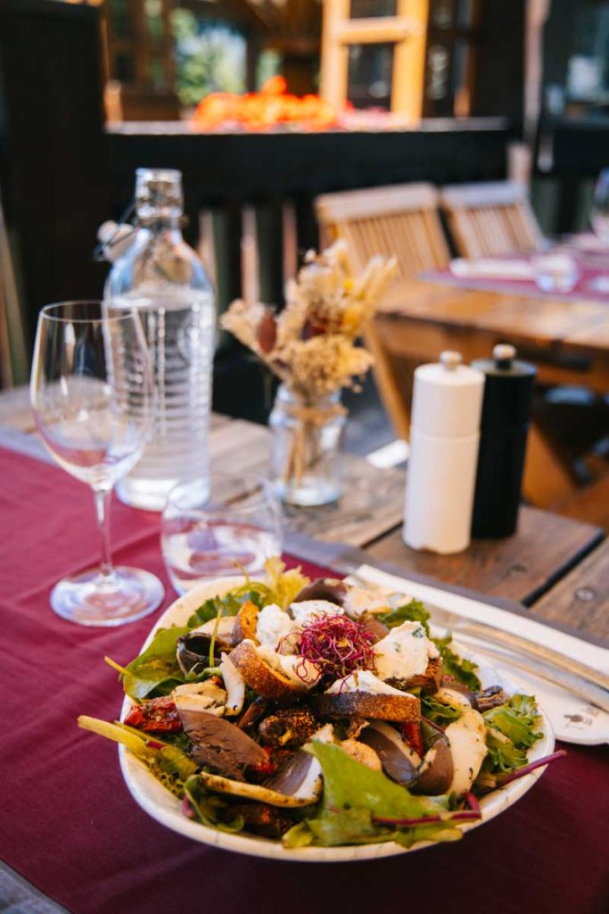 déjeuner au restaurant du clos Bernard à l'altiport de Méribel. Crédit photo : Clara Ferrand - blog Wildroad
