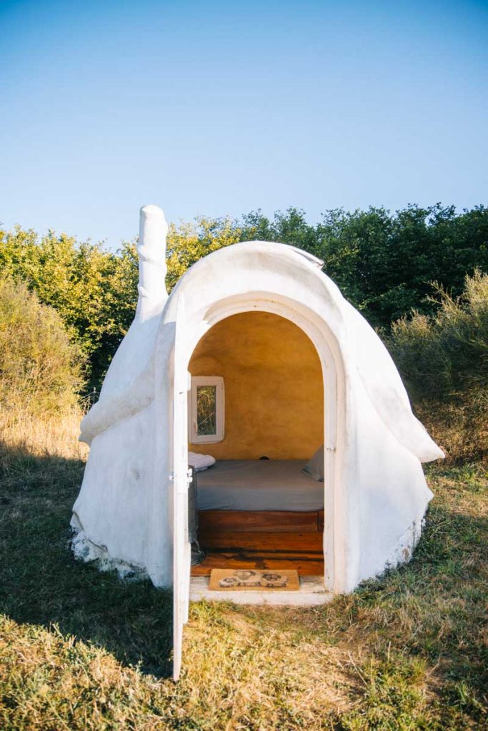 La doma hébergement insolite au domaine des pierres jumelles. Crédit photo : Clara Ferrand - blog Wildroad