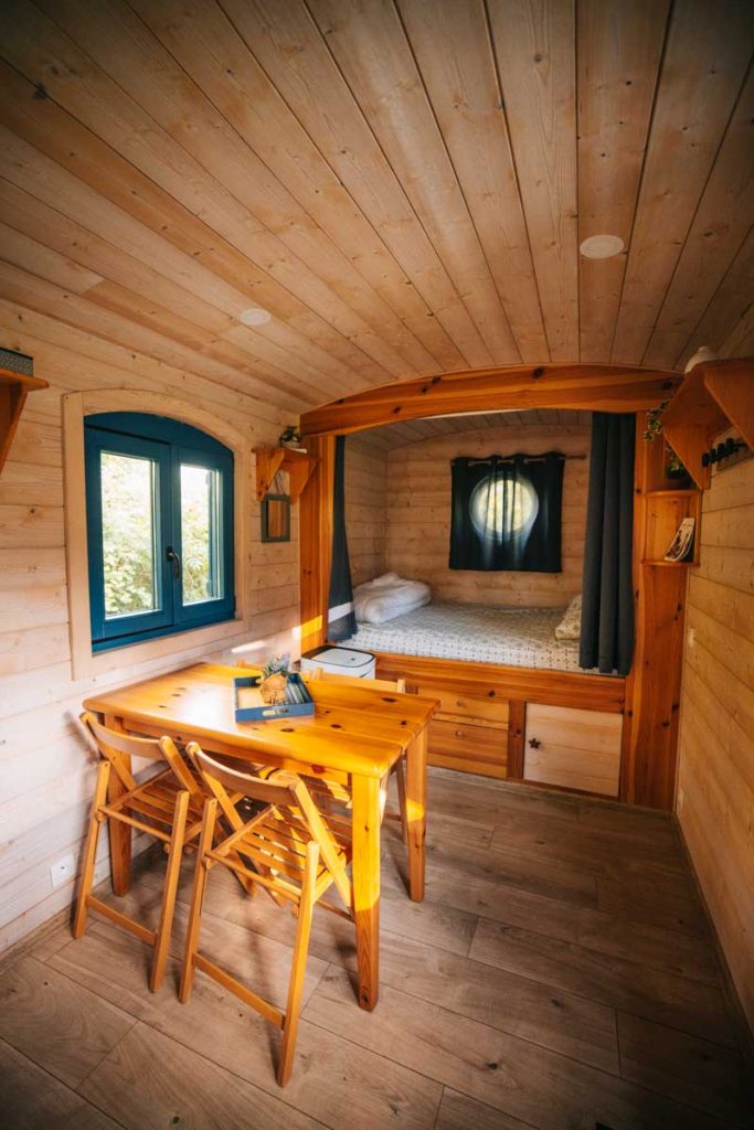 Dormir dans un hébergement insolite en roulotte à Sainte-Suzanne en Mayenne. Crédit photo : Clara Ferrand - blog Wildroad