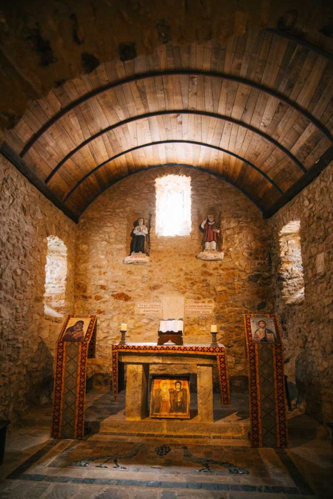 l'Église mérovingienne de Saulges petite cité de caractère en Mayenne. Crédit photo : Clara Ferrand - blog Wildroad