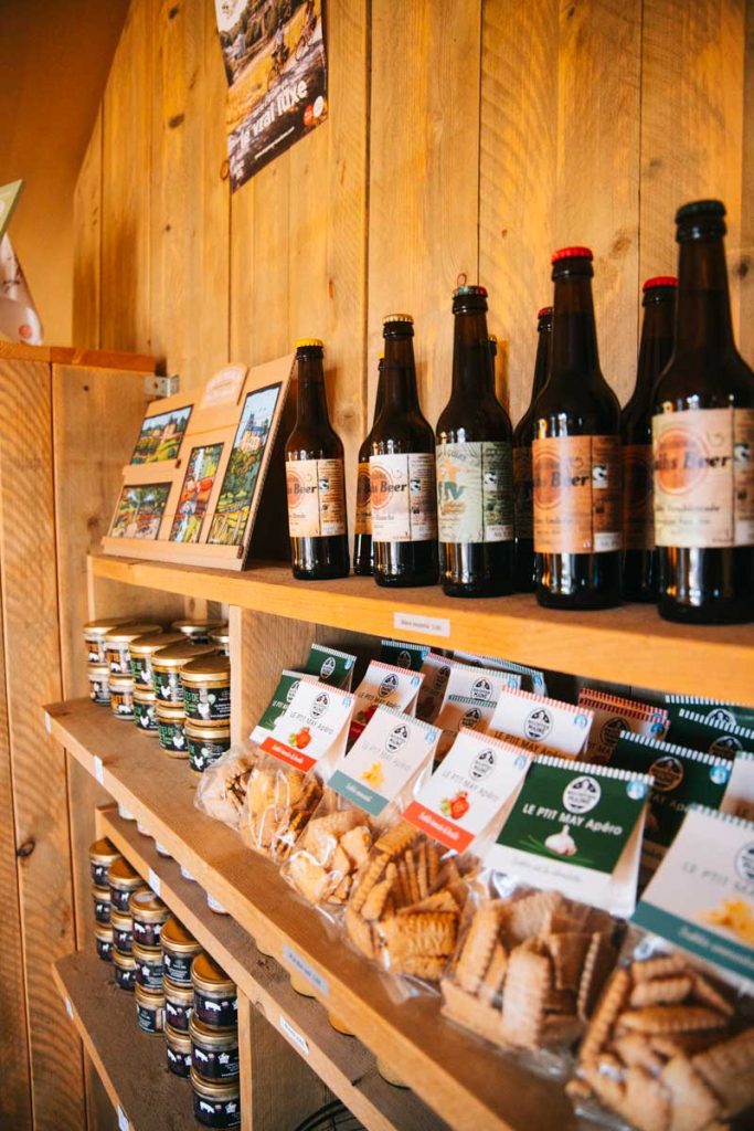 l'épicerie du Glamping de Sainte-Suzanne. Crédit photo : Clara Ferrand - blog Wildroad