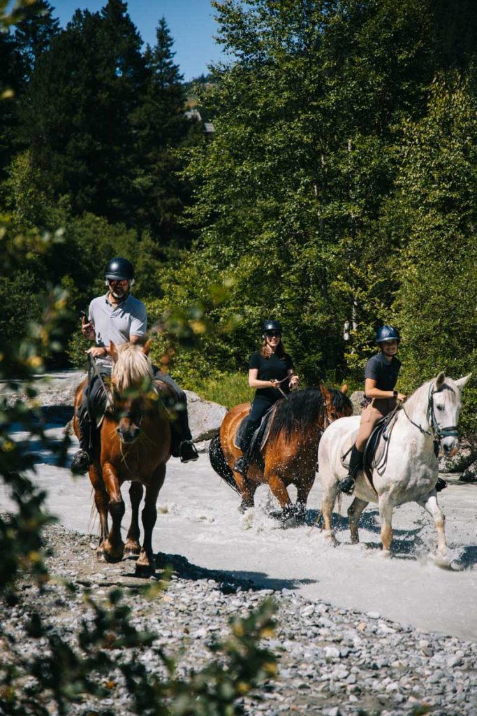 Faire une balade à cheval en été à Méribel. Crédit photo : Clara Ferrand - blog Wildroad