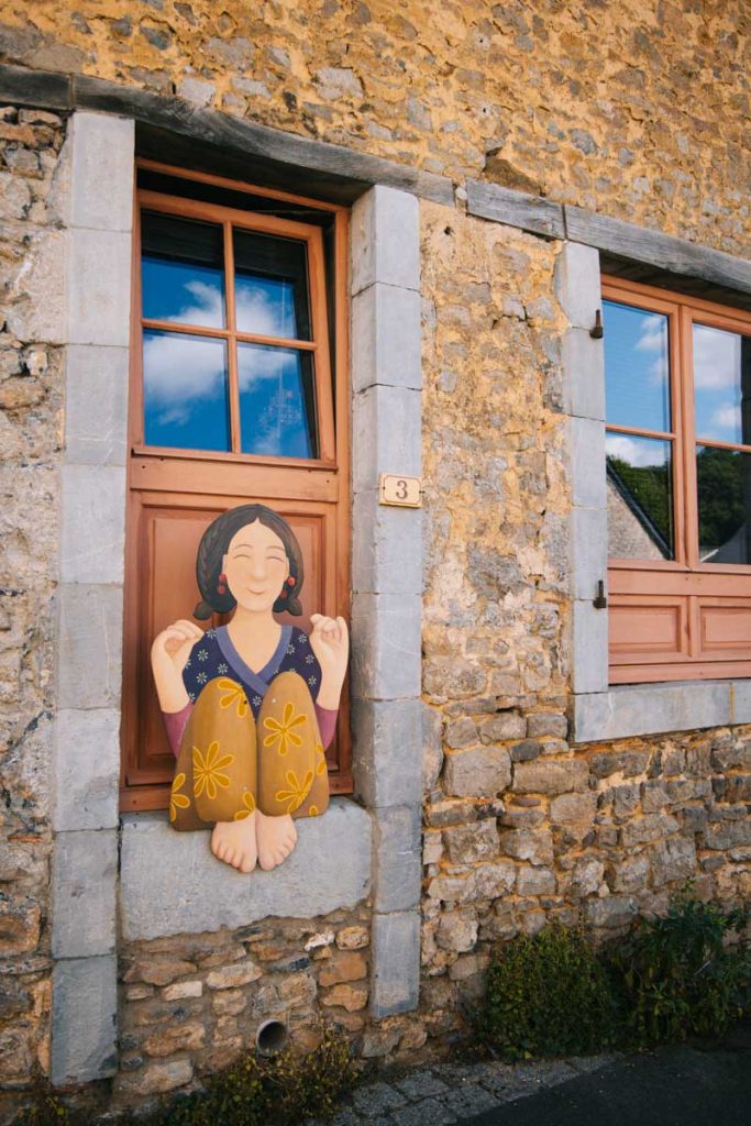 Exposition in situe dans la cité de caractère de Saint-Pierre-sur-Erve. Crédit photo : Clara Ferrand - blog Wildroad
