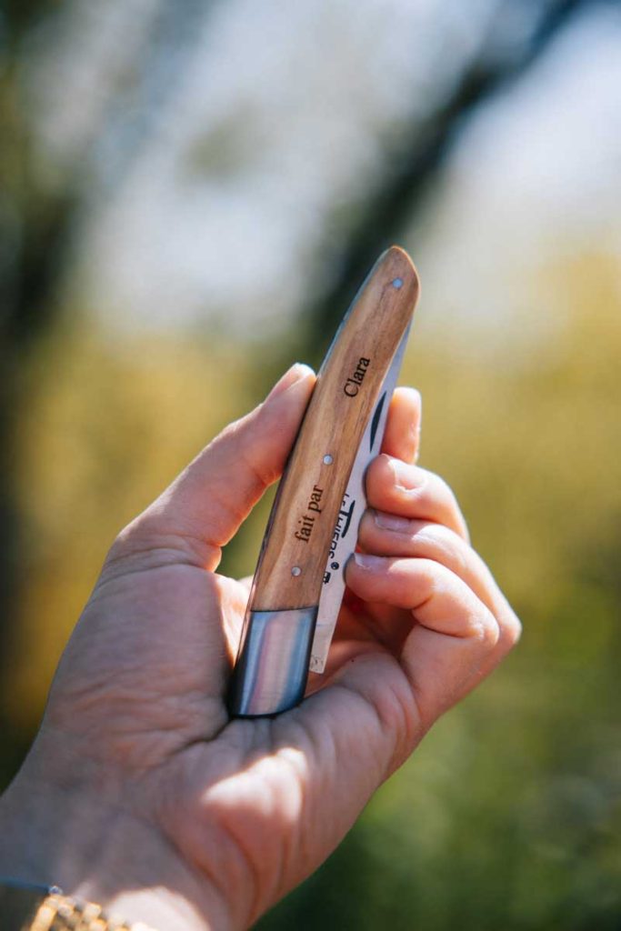 Fabriquer son couteau Thiers personnalisé lors d'un week-end dans le Puy de dôme. Crédit photo : Clara Ferrand - blog Wildroad