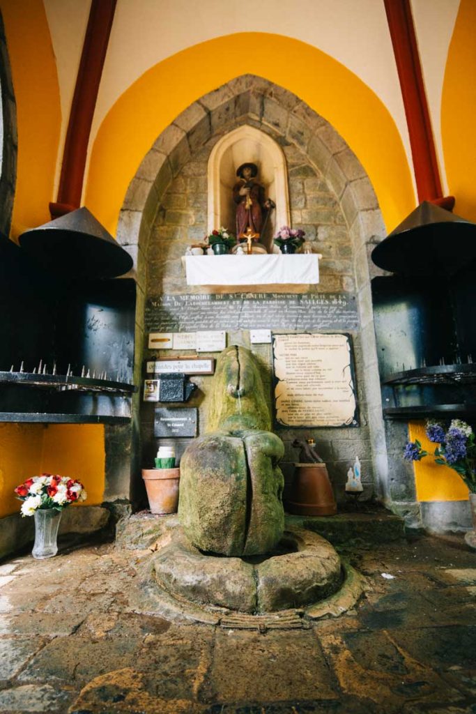 La fontaine de l'oratoire de Saint-Céneré en Mayenne. Crédit photo : Clara Ferrand - blog Wildroad