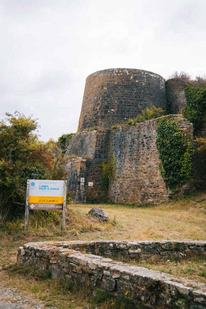 Les anciens four a chaux de l'île de l'aber. crédit photo : Clara Ferrand - blog Wildroad