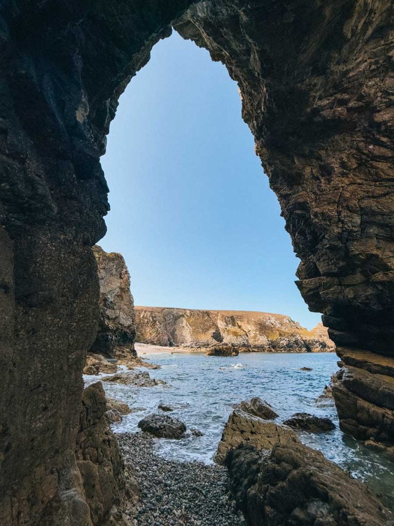 Les grottes marines du parc naturel de l'armorique à la pointe de Dinan. crédit photo : Clara Ferrand - blog Wildroad