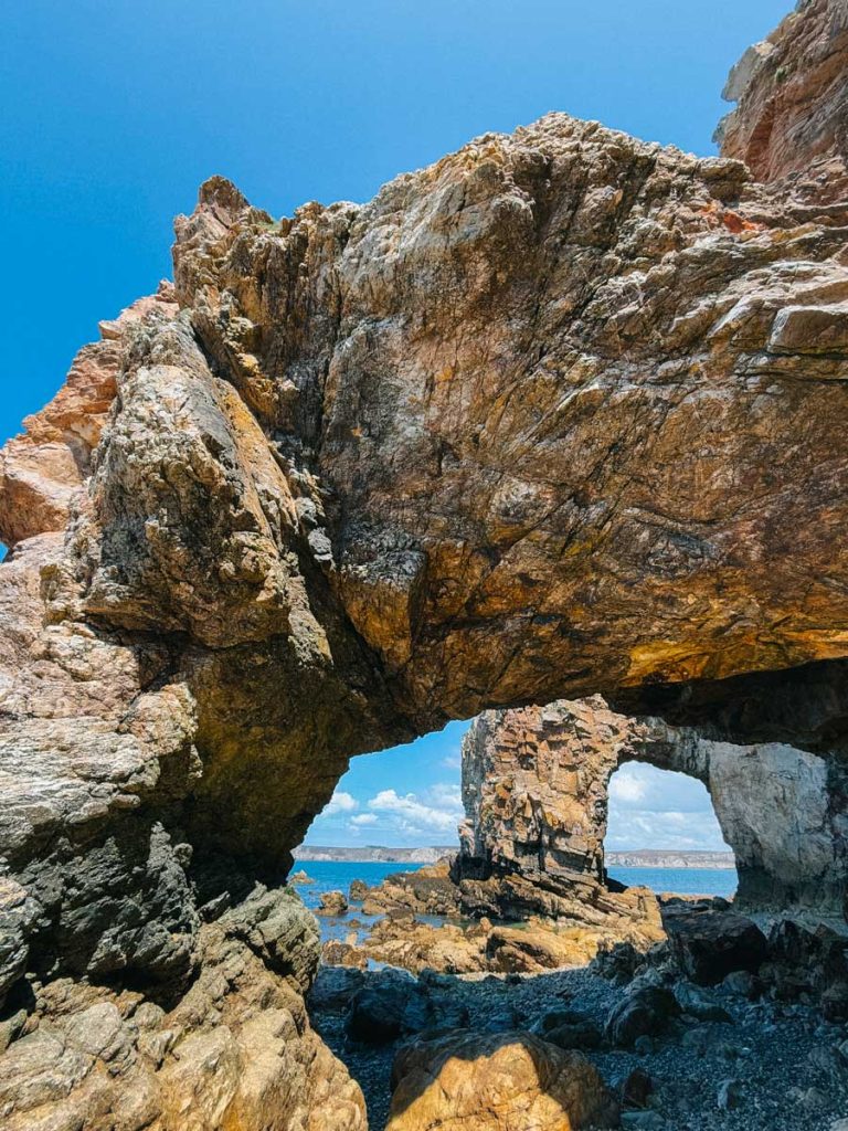 Les grottes marines du parc naturel de l'armorique sur la presqu'île de Crozon à la pointe de Dinan. crédit photo : Clara Ferrand - blog Wildroad