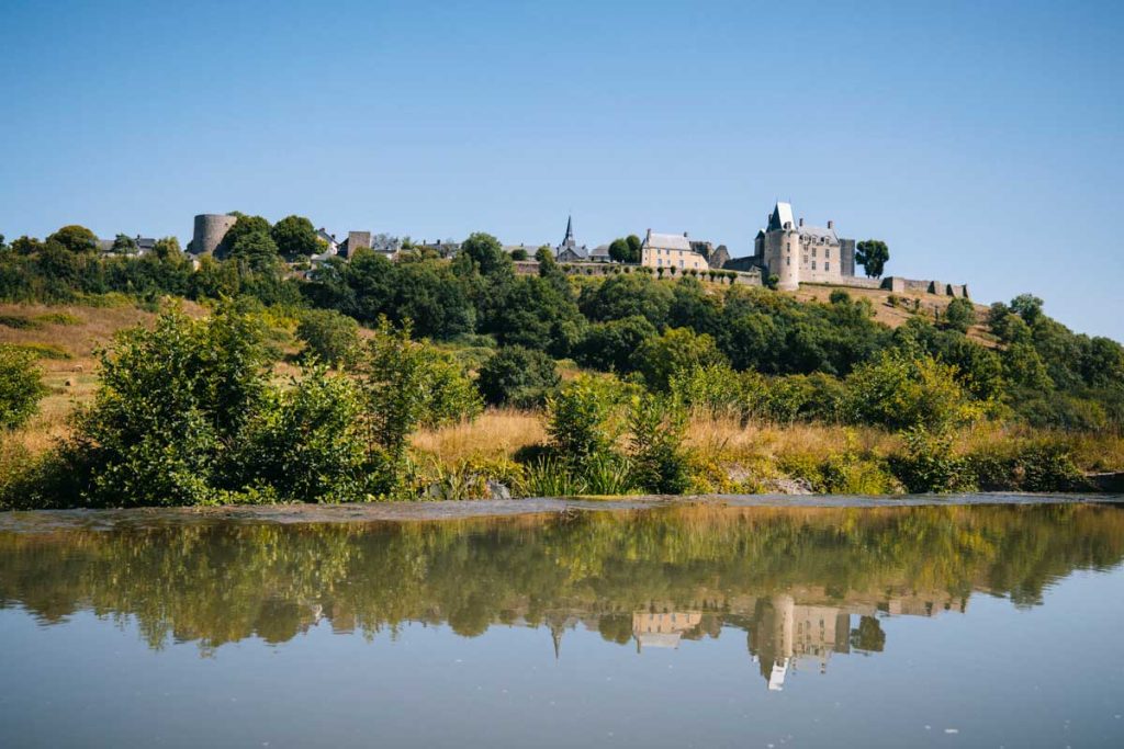 Le hameau de la rivière en randonnée autour de Sainte-Suzanne. Crédit photo : Clara Ferrand - blog Wildroad