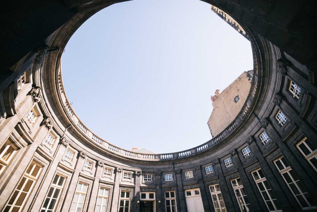 les hôtels particuliers lors d'une visite guidée du centre-ville de Clermont-Ferrand.