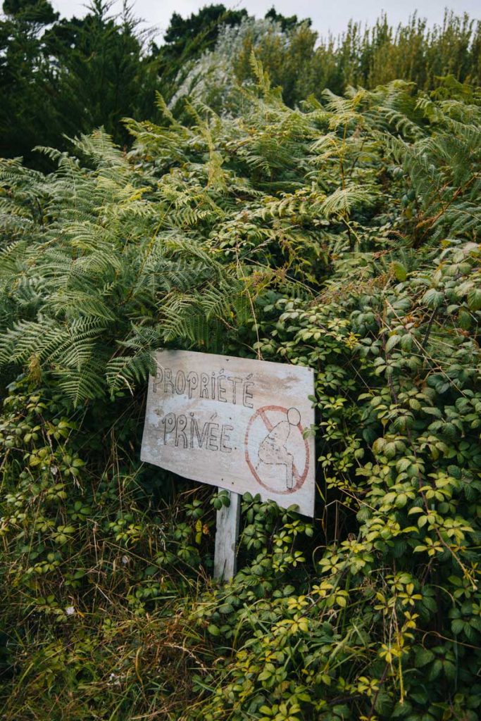 incivilité et déchets sur le GR34 sensibilisons nous ! crédit photo : Clara Ferrand - blog Wildroad