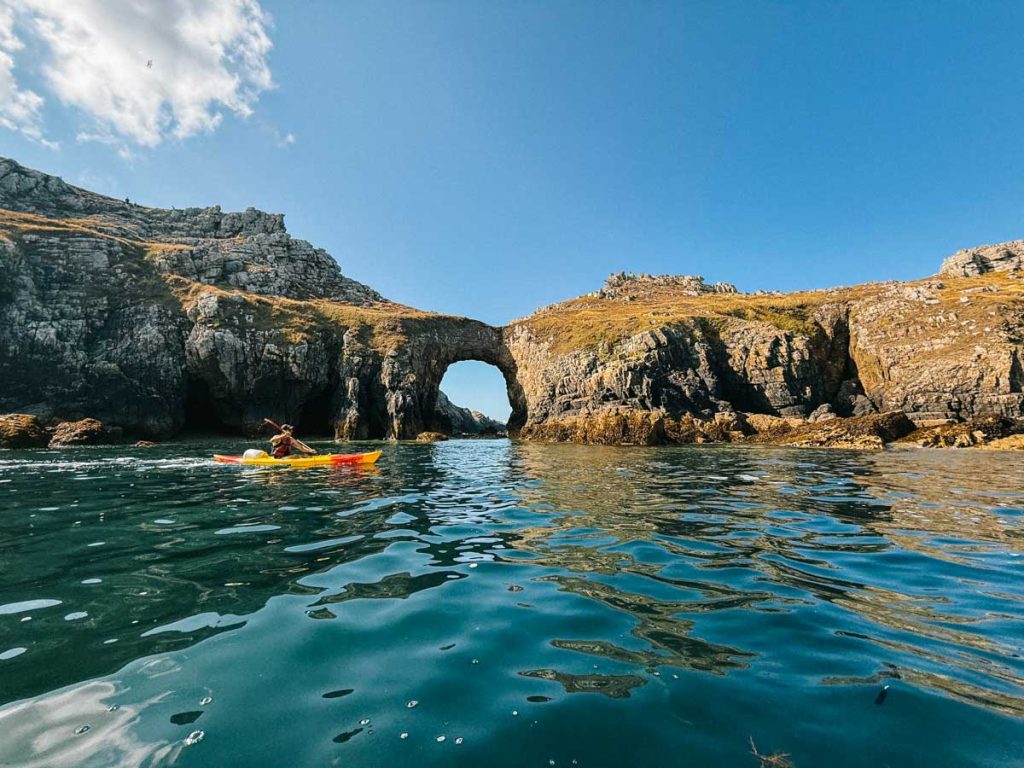 Faire du kayak de mer à la pointe de Dinan. crédit photo : Clara Ferrand - blog Wildroad